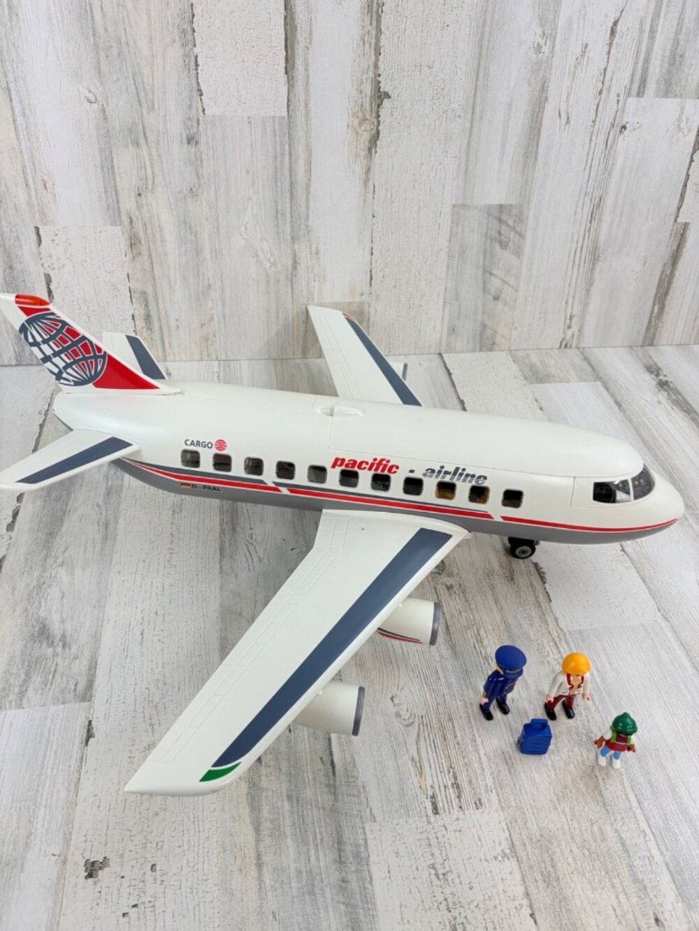 Playmobil 4310 Pacific Airlines Cargo Air Plane with Pilot and Flight Attendant - Picture 2 of 16